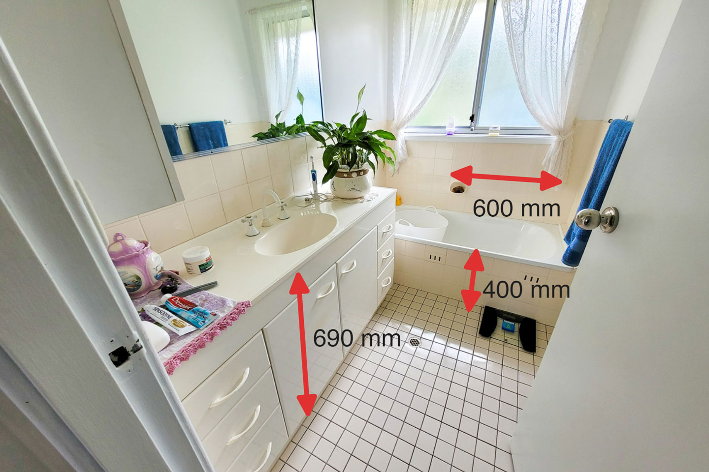 Picture of a bathroom with measurements drawn on top